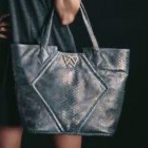 Kelly Wynne Paint the Town Tote Retails $450